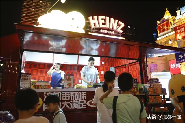 上海书展首设“夜市”，点亮书香与烟火气的夏夜