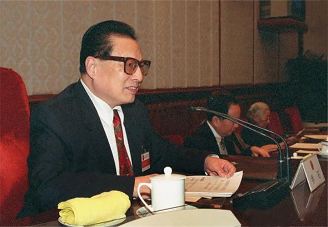 他是中央组织部原部长，69岁官至正国级，长子如今是全国政协委员