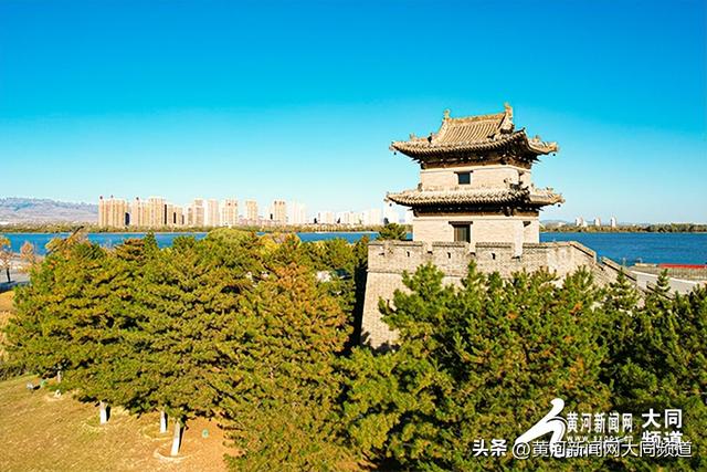 文瀛湖畔秋色浓 大同游客悠享漫步时光