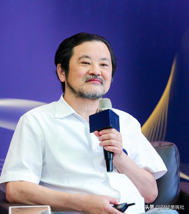 手机壳狂卖36亿背后，藏着一套经济下行中的财富密码