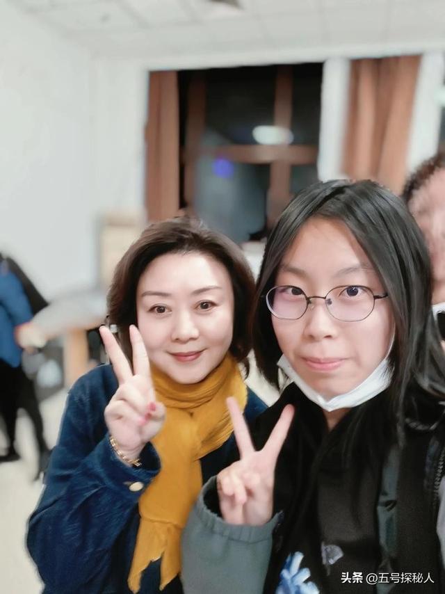 至今未婚未育，身边却有男人陪了近27年!59岁的李胜素才是真清醒