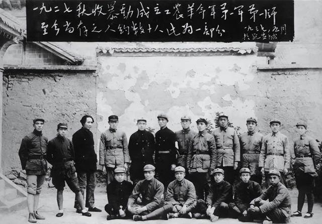 30岁的贺子珍在苏联莫斯科的样子， 烫着时尚的发型，穿着漂亮裙子