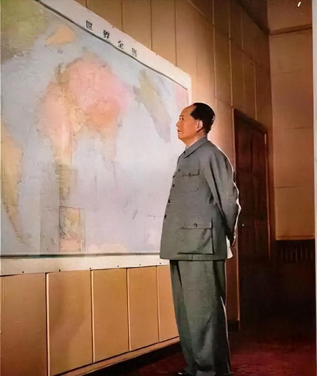 彭老总也曾忍不住问毛泽东：你没上过军校，打起仗来为何用兵如神