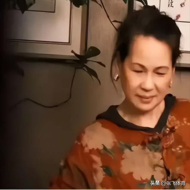 赖昌星妻子曾明娜现状，独居3000平老宅，做饭弄花草活成人生赢家