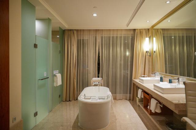 冬日暖阳里的湖畔旅居｜千岛湖滨江希尔顿度假体验