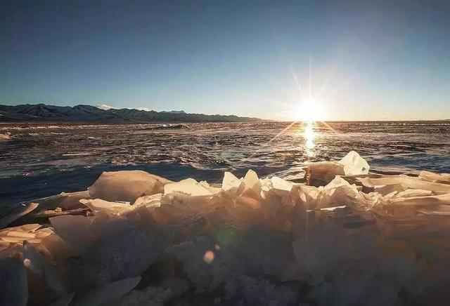 西藏天湖冬日变蓝宝石秘境，千里冰封宛如异星
