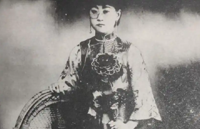 2007年沈阳大帅府门口，一台湾商人问售票员：我就不用买票了吧？