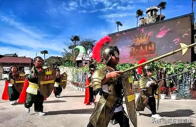云南“小人国”:百名䄂珍人每天两场表演。