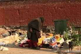 武汉女学生失踪，父母卖房找遍全国，12年后发现她藏在母校捡垃圾图片