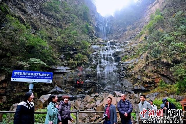 湖北利川佛宝山：丛林飞瀑引游人