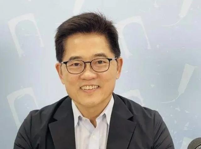 洪秀柱抵达北京，在落地的那一刻，做出郑重表态，民进党气急败坏