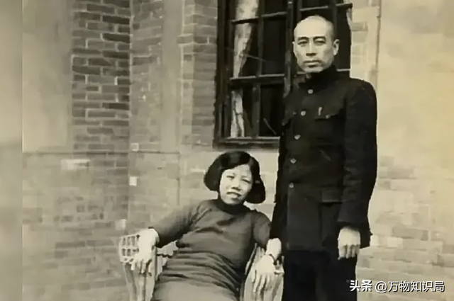 老照片：周总理当众跳起来，为邓大姐摘苹果，浪漫温馨少年气十足