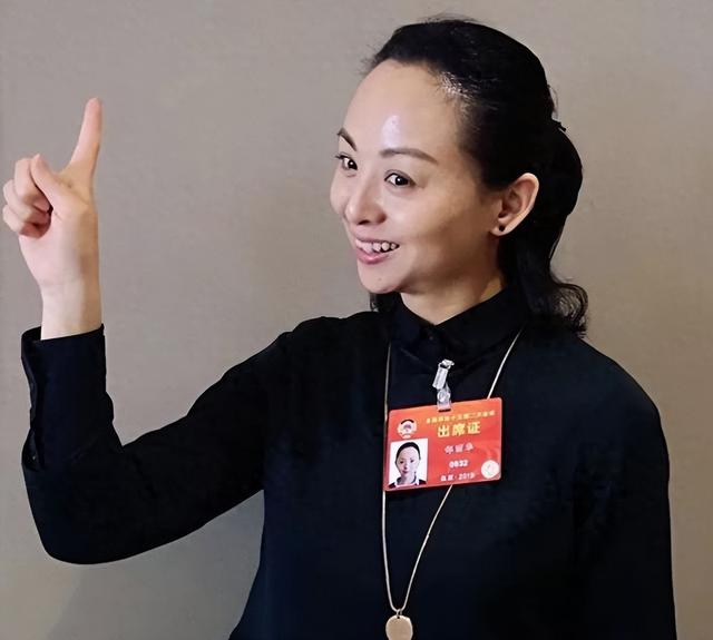 当年千手观音的聋哑人领舞，被富商苦追8年，她如今成了这副摸样