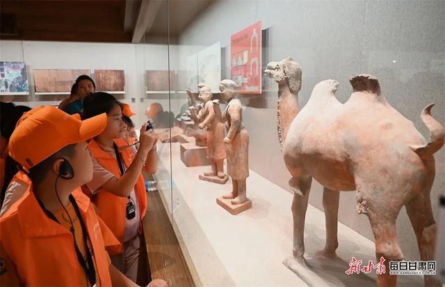 探寻丝路故事 敦煌文博场馆迎来暑期亲子游热潮