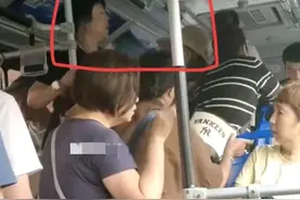 曝！90岁老人在公交上被凶悍大妈推倒 网友:别人都不敢扶 你还敢推图片