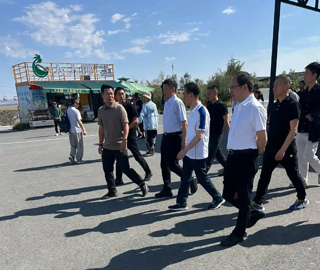71岁王健林现身新疆，近照骨瘦如柴，王思聪却在国外和女友狂欢