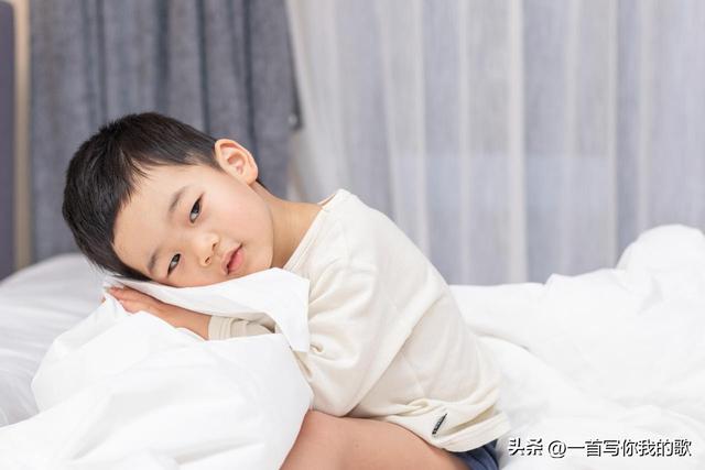 娃不睡别再硬哄了！试试这个“烤肉”游戏，娃笑着睡着，你也轻松
