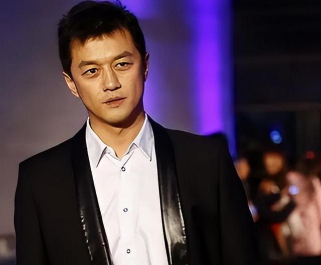 李亚鹏事件再升级！房东助理揭内情，暗指忘恩负义，当地居民发声