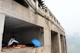 上海“桥洞大神”：挣100能玩十天，没房没老婆，喜欢躺着思人生图片