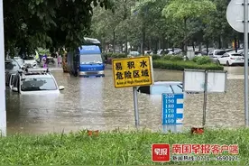 特大暴雨来了！南宁多条道路积水严重，有车辆被淹！暴雨红色预警发布图片