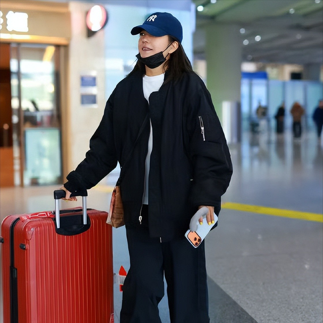 落毛凤凰不如鸡！49岁赵薇再曝近况，全身包裹严实 不敢露脸怕见人