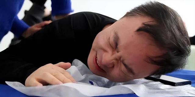 蔡磊传出好消息！终于能下楼溜达，见到儿子笑了，爷俩靠镜子交流