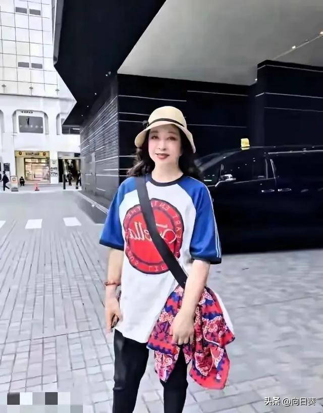 74岁刘晓庆弄了新发型惊艳全网 ， 网友 ：都不敢认 太年轻了