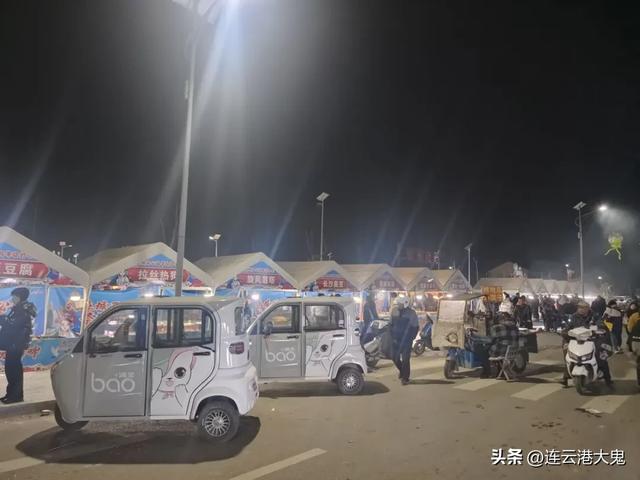 城西公园开园，毗邻主城区15分钟交通圈，山坡打铁花震撼力十足