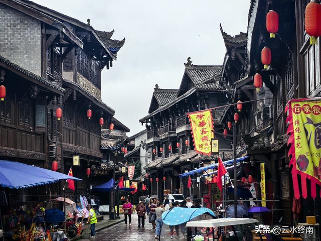 说这里是“川中第一镇”有些夸张，但是美食还是挺多，闲转还可以