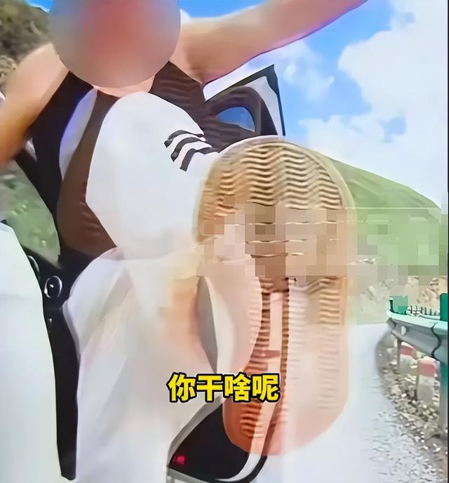 奔驰车逆行后续：踹车骂人拒赔偿，录像很炸裂，身份被扒 难怪嚣张