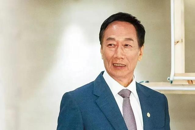 恩爱了17年，75岁的郭台铭开始衰老萎缩，51岁的曾馨莹仍娇艳如花