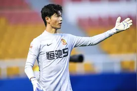 大连广州冲突原因：曝霍深坪向大连球迷三鞠躬，被指膈应人图片