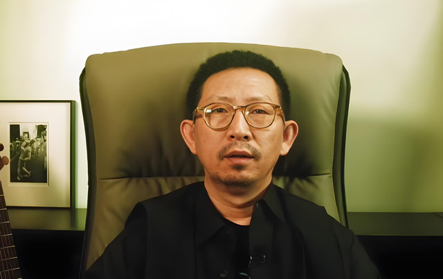 贬低刀郎，怒怼谢霆锋，骂哭萨顶顶，他凭什么在乐坛“横”着走？