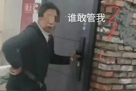 大妈占公摊面积楼道砌墙后续：民警出面反被“教育”，结局舒服了图片