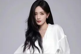 李一桐白色衬衫黑丝美腿诱惑写真图片