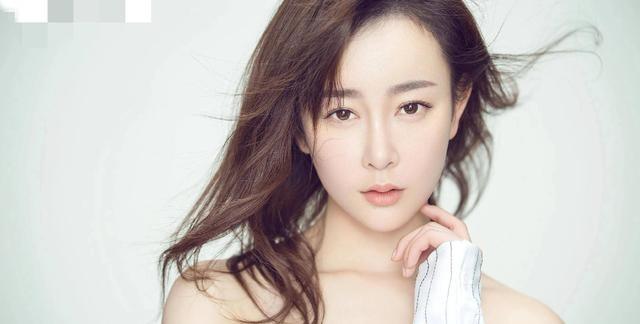 张檬哺乳期海边度假不穿内衣，胸部下垂明显，背后原因让人共情