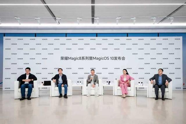 ROBOT PHONE登场：荣耀为AI终端开了自进化”的未来新局