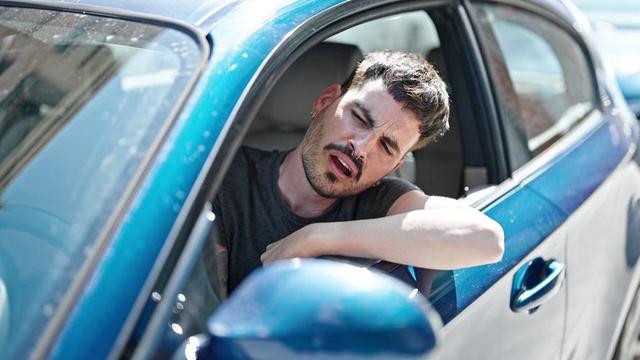 西澳青少年偷车狂飙！超速行驶、多次冲撞警察，让街道变“战场”