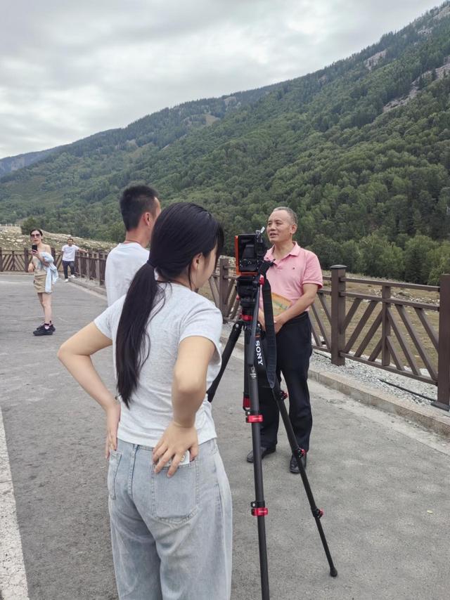 屈原后裔笑称：“阿禾公路是最美的诗画之路！”