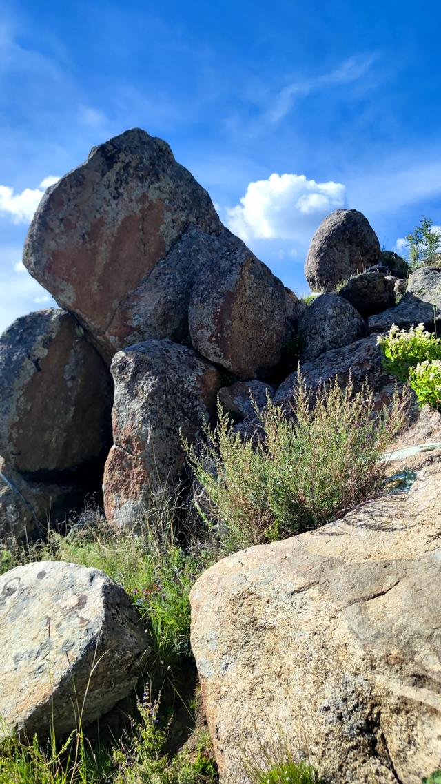 两登拉萨色拉寺后山，上升600米，山顶海拔4200米，经幡飘扬