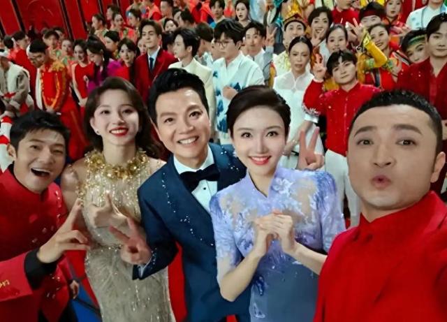 央视春晚彩排阵容公布！看了到场明星	，网友泪目：有他在收视稳了