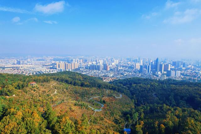 云南曲靖寥廓公园，环境优美，文化深厚，是俯瞰城市美景的好去处