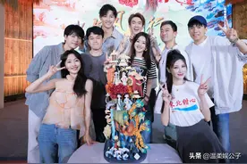 这一次，赵丽颖的“江湖地位”一览无遗，全组飞重庆“众星捧月”图片