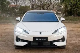 试驾腾势Z9：国产“西装暴徒”，标配三电机，56E不香了？图片