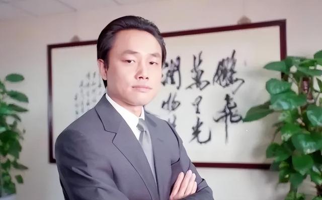 前首富黄光裕聚餐照格外显眼，虽英雄落幕，但C位的气场依然强大