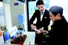 男子整理遗物发现母亲600万存单，取钱时却被银行告知：假的图片