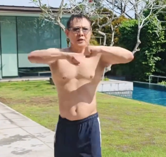 62岁李连杰豪宅游泳，脱光上衣自证清白，大腹便便并无刀疤