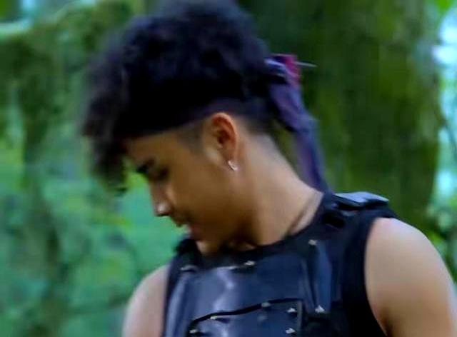 化浓妆上战场，穿短裙打鬼子，抗日神剧中的离谱造型，太辣眼睛了