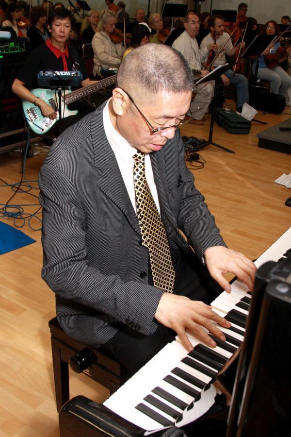 三婚娶小37岁徒弟，81岁生女，84岁生儿，如今住美国豪宅好不惬意