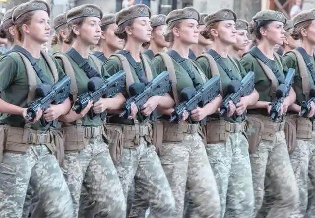 战火中的乌克兰女性！筹款参军两不误	，家国责任一肩挑